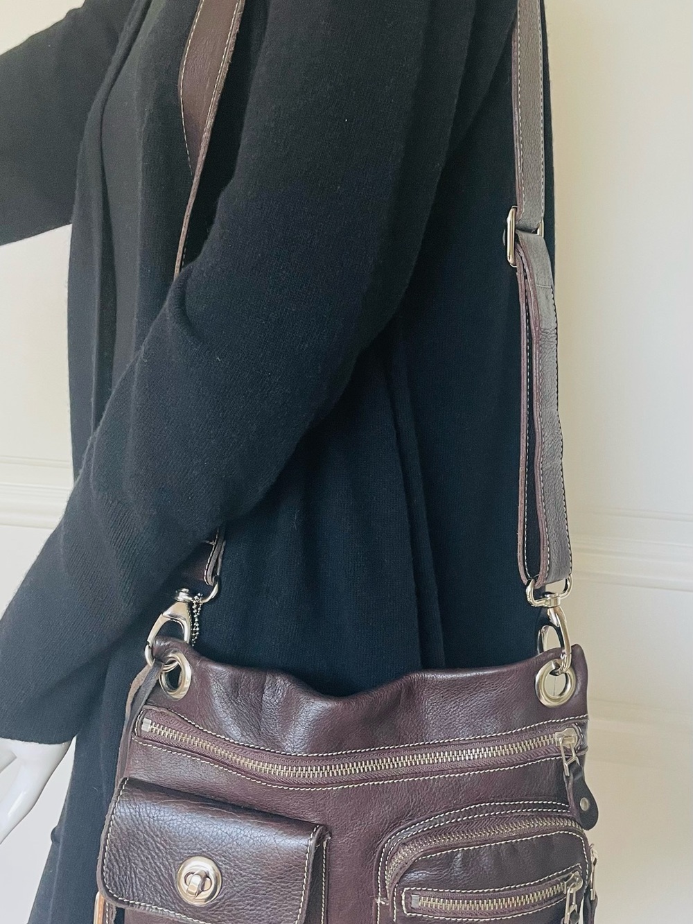 Roots Canada Genuine Leather Brown Crossbody Messenger Bag Made in Canada